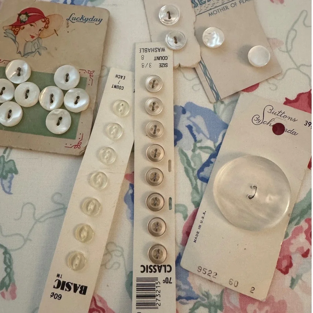 Vintage Button Lot La Mode Le Chic Costumakers Mother of Pearl Glass Retro Cards